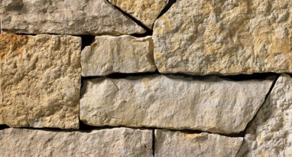 A gold and grey stone veneer perfect for any hardscape idea on the exterior or interior of any home or landscape.