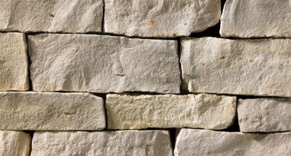 A light grey stone veneer with very subtle tan accents perfect for any hardscape idea on the exterior or interior of any home or landscape.