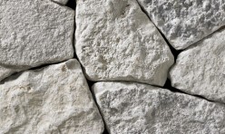 A very light grey and white webwall building stone with slightly darker grey accents perfect for any hardscape idea on the interior or exterior of the home or landscape.