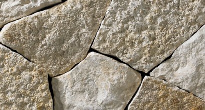 A light colored mosaic-style webwall building stone featuring white and light gray with golden and tan accents. Perfect for any idea inside or outside of the home.