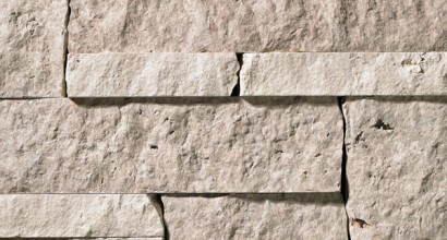 A light grey stone veneer with very subtle tan accents perfect for any hardscape idea on the exterior or interior of any home or landscape.